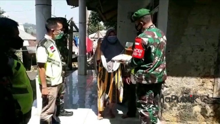 Koramil Cisarua Megamendung Berikan Bantuan Pada Warga Yang Sedang