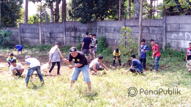 Bersihkan Lapangan Jelang HUT RI Pemuda Ciherangpondok