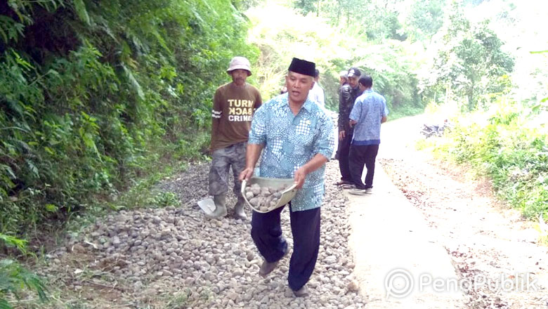 Kades Megamendung Himbau Warga Rawat Jalan Lingkungan