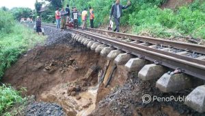 Perjalanan Kereta Api Bogor-Sukabumi Tertahan Longsor