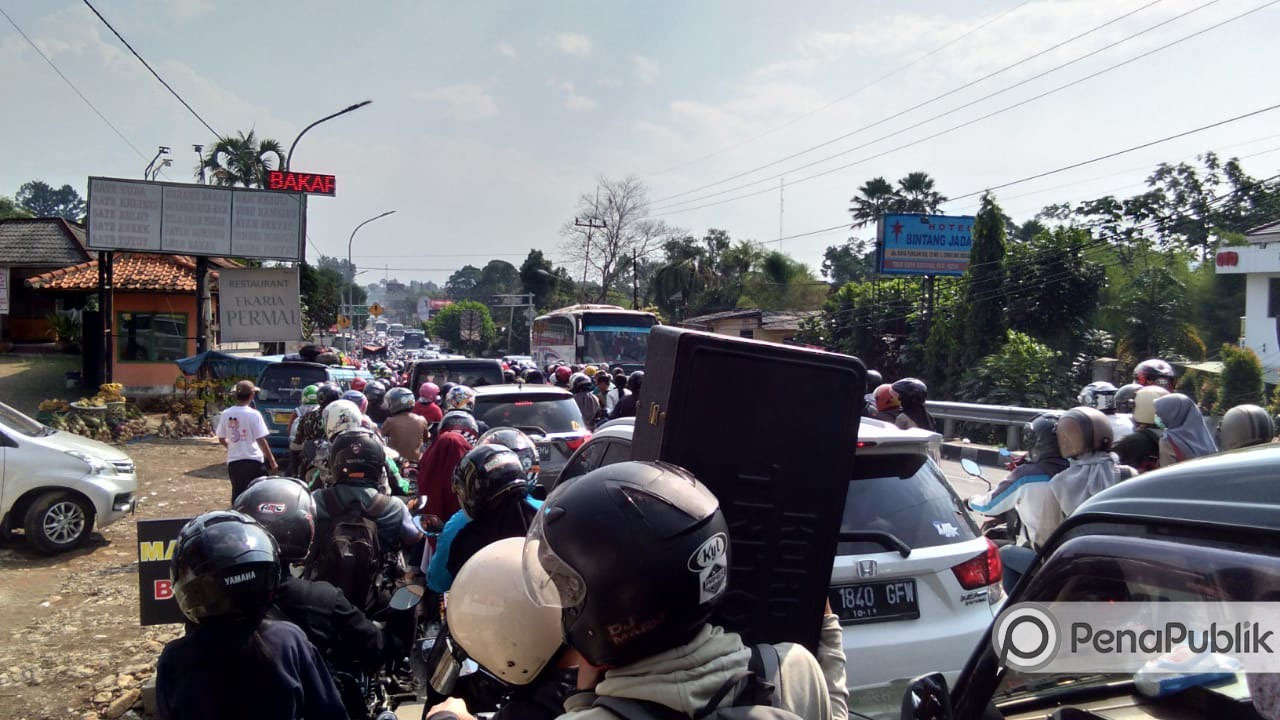 Warga Jakarta Serbu Puncak Jalanan Macet Parah Penapublikcom