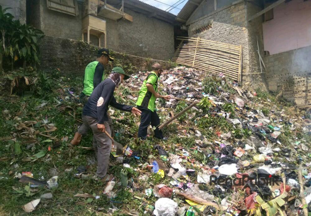 Dicitapen Makoawi Bersama Warga Bersihkan Tumpukan Sampah Disekitar Lapangan Bola 1.jpg