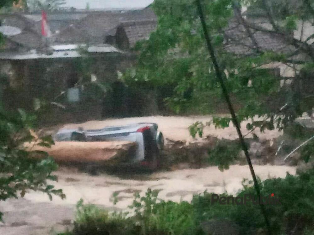 Di-Cicurug-Sukabumi...Banjir-Bandang-Terjang-Rumah-Warga-dan-7-Unit-Mobil-Terseret-Air-Sungai-1.jpg