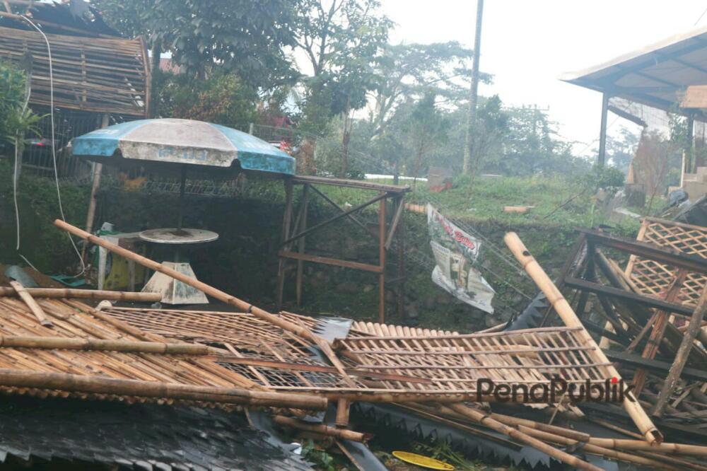 Angin Kencang Dan Hujan Es Guyur Area Tamansari Bangunan Wisata Setu Porak Poranda.jpg