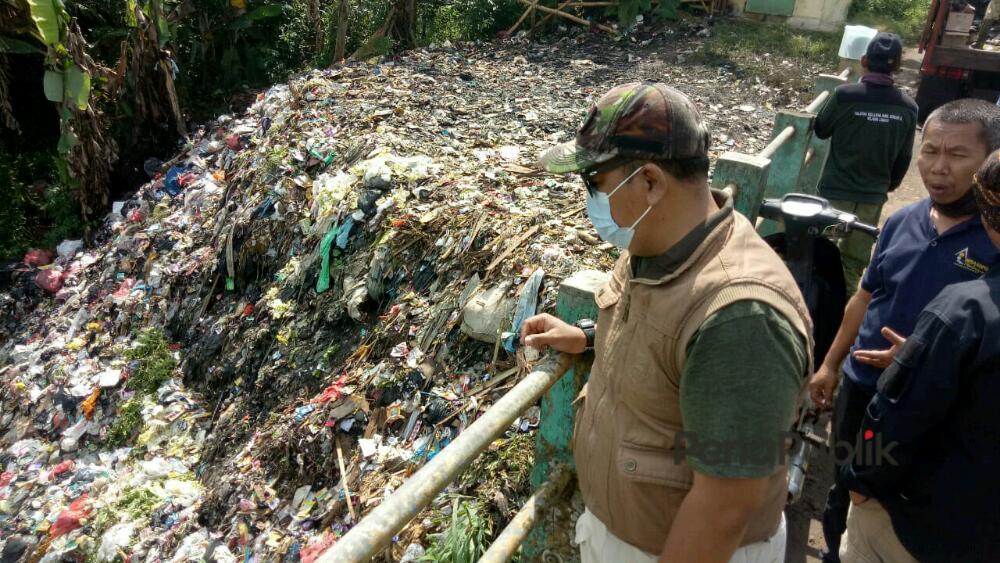 Lihat Sampah Menggunung Ditepi Sungai Cisarua Rudi Upt Dlh Prihatin Sekaligus Ngeri 1.jpg