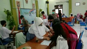 Polsek dan Koramil Cisarua Kawal Vaksinasi, Siswa SMK Al-Ikhlas Mengaku Senang Jadi Relawan