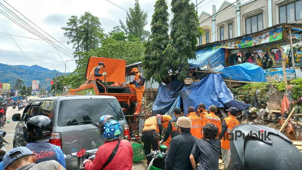 Sampah Diangkut Jalan Diperbagus Jelang Peresmian Pasar Rakyat Cisarua Oleh Gubernur Jabar.jpg