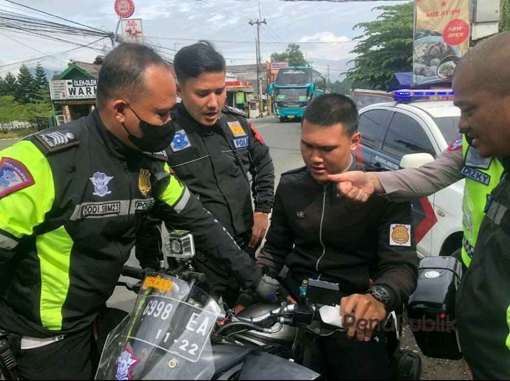 Pakai-Atribut-Polisi-dan-RAPI-Pria-Muda-Kota-Bogor-Ditangkap-di-Puncak-2.jpg