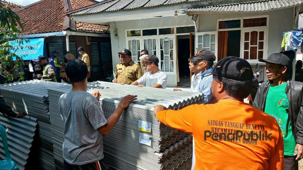 Gotong Royong Dilokasi Bencana Batulayang Camat Ivan Lirik Rumah Tua Bilik Bambu.jpg