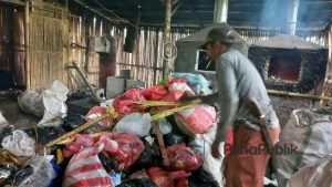 Menyeka Keringat Disela Tugas Tangani Sampah di Desa Cibedug