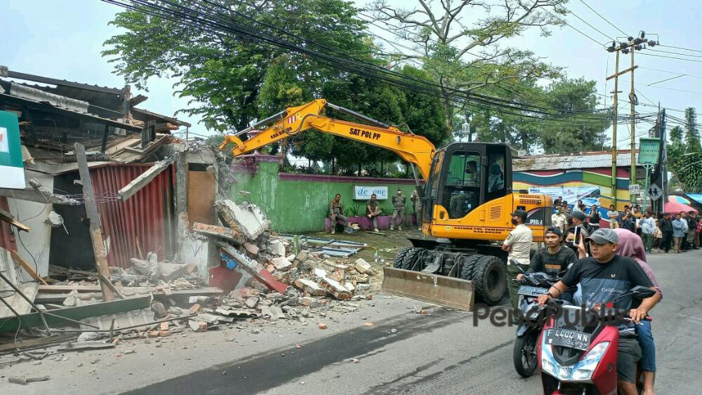 Pol Pp Kabupaten Bogor Bongkar Bangunan Kios Tak Berijin Di Puncak 1.jpg