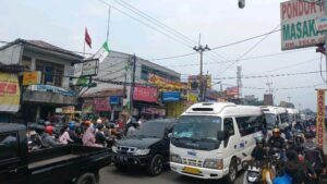 Puncak Diserbu Wisatawan, Kampung Plt Bupati Bogor Dipadati Warga Desa Leuwimalang