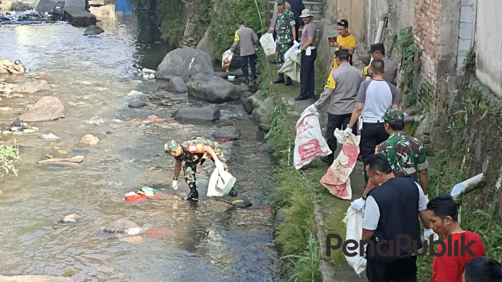 Peduli Sungai Muspika Cisarua Bersama Pd Pasar Mungut Sampah Bareng.jpg