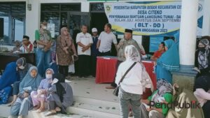 Pemdes Citeko Cisarua Salurkan BLT 2023 kepada 100 KPM