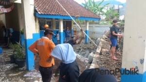 Pagar Tambak Ikan Ambrol, 138 Siswa SDN Cisarua 02 Terpaksa Belajar Daring