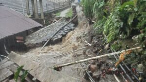 Sabtu Kelabu Dikawasan Puncak, Satu Keluarga Nyaris Terseret Banjir