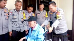 Peduli Warga Lansia dan Penyandang Disabilitas, Polsek Cisarua Bersama Dinsos Berikan Bantuan Kursi Roda