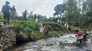 Upaya Merubah Mindset, Pemdes Batulayang Gagas Gerebeg Sampah di DAS Ciliwung