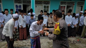 Jelang Jum’atan, Kapolsek Cisarua Bagikan Minyak Wangi Kepada Santri Nurul Huda Cilember