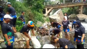 Dukung Program Kali Bersih, Warga Puncak Gerebeg Sampah di DAS Ciliwung