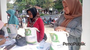 Pemdes Cipayung Girang Salurkan Beras BPNT kepada 1001 KPM