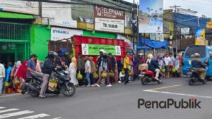 Demi Gas 3 Kg, Warga Puncak Rela Antri Sejak Pagi