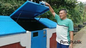 Pemdes Megamendung Bersama Warga RT 1 RW 03 Bangun Bak Penampungan Sampah
