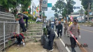 BBGRM Serentak, Forkopimcam Cisarua Gelar Aksi Mungut Sampah Dijalur Puncak