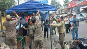 Pol PP Kabupaten Bogor Tertibkan Puluhan Lapak PKL Jalur Puncak