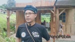Saba Desa Karang Taruna Kecamatan Cisarua, Kades Eko Bagikan HT kepada Ketua RT/RW