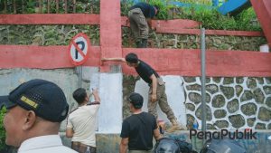 Agar Indah, Satpol PP Cisarua Lakukan Pengecatan Tembok Disepanjang Kawasan Puncak
