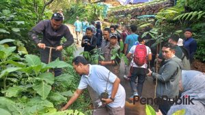 PLN Peduli Bersama Pemdes Batulayang, Aksi Tanam Pohon di Hulu Sungai Kawasan Puncak