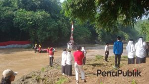 Komunitas Ciliwung Depok Gelar Upacara HUT RI ke 80 di Bantaran Sungai, Aksi Pungut Sampah