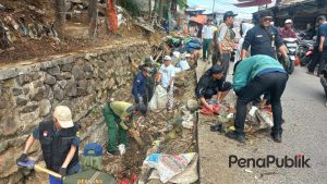 Lurah Cisarua Turun Gunung, Ikut Aksi Mungut Sampah Dilahan Rumija