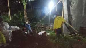 Dibantu Warga hingga Larut Malam, Ketua RT di Desa Citapen Inisiatif Perbaiki Jalan Longsor